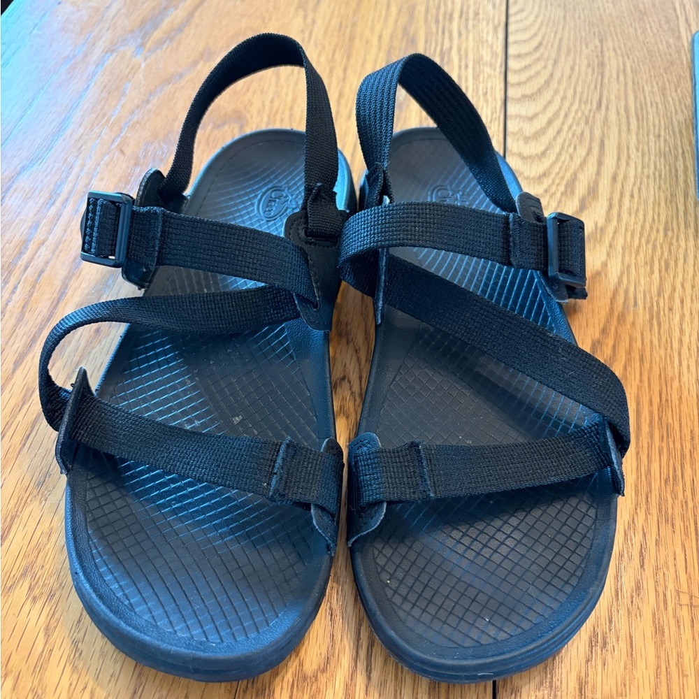 Chaco Lowdown sz 8 
Black Strappy Sandals